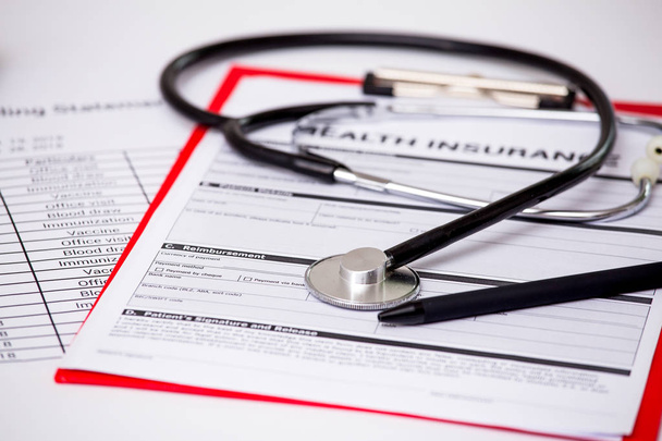 Náklady na zdravotní péči. Stetoskop. náklady na zdravotní péči nebo zdravotní pojištění - Fotografie, Obrázek