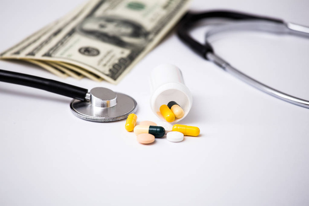 Gesundheitskosten. Stethoskop und Taschenrechner-Symbol für Gesundheitskosten oder Krankenversicherung - Foto, Bild