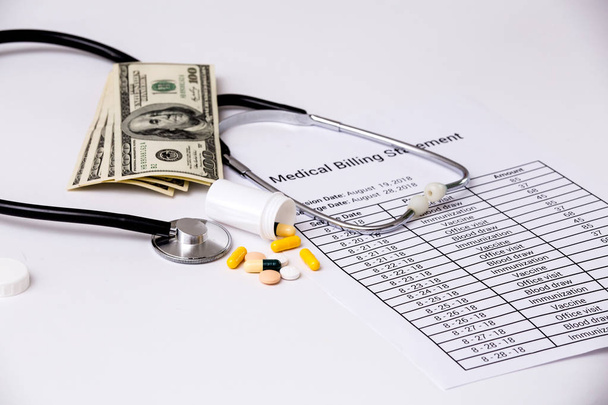 Koszty opieki zdrowotnej. Stetoskop i symbol kalkulatora kosztów opieki zdrowotnej lub ubezpieczenia medycznego - Zdjęcie, obraz
