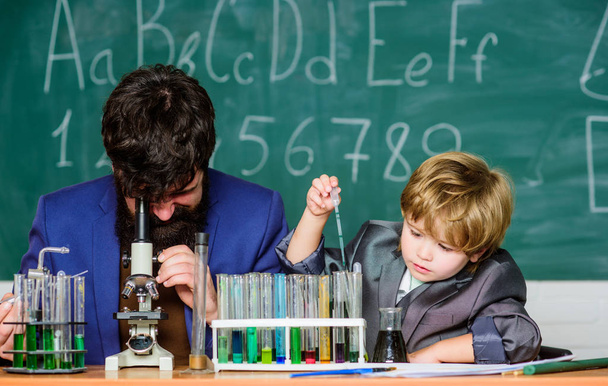 son and father at school. small boy with teacher man. Wisdom. Back to school. Chemistry and physics biology. Flask in scientist hand with Test tubes. When the understudy is prepared. - Foto, immagini