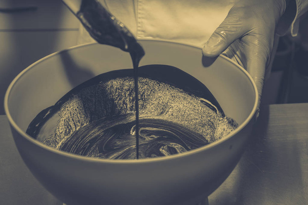Misturando o esmalte de chocolate. Bolo de cozinha
 - Foto, Imagem