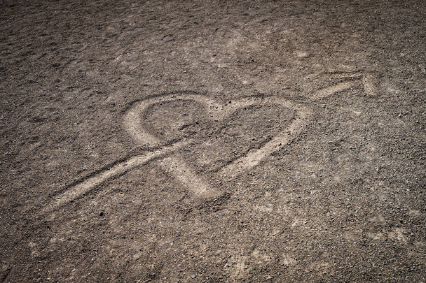 Un cœur d'amour dessiné dans le sable volcanique de la plaine montagneuse du Teide
 - Photo, image