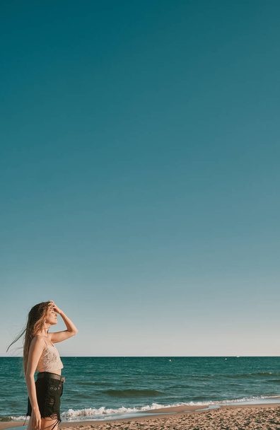 mladá žena v letním dnu s modrým nebem-negativním prostorem - Fotografie, Obrázek