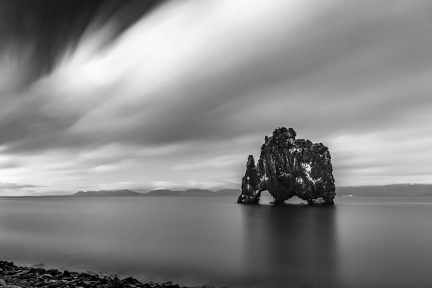 Blanco y negro de roca marina de Hvitserkur, Islandia
 - Foto, imagen