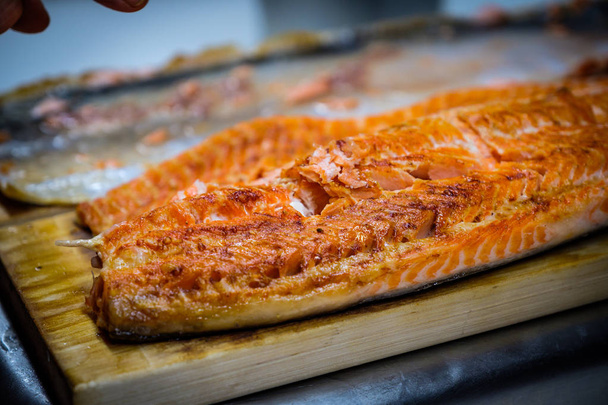 Savoureux saumon grillé servi sur une assiette en bois
 - Photo, image