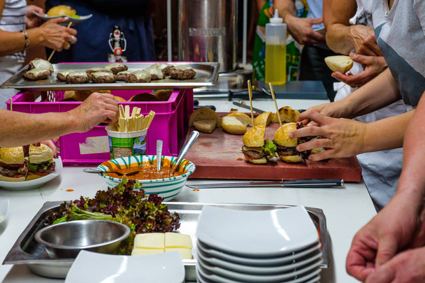 Előkészítése hamburgert egy szarvashús főzési esemény - Fotó, kép