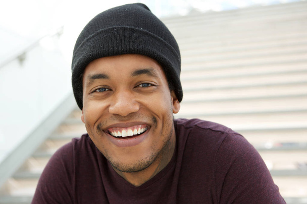 Közelről portré hűvös fiatal fekete férfi Beanie mosolyogva - Fotó, kép