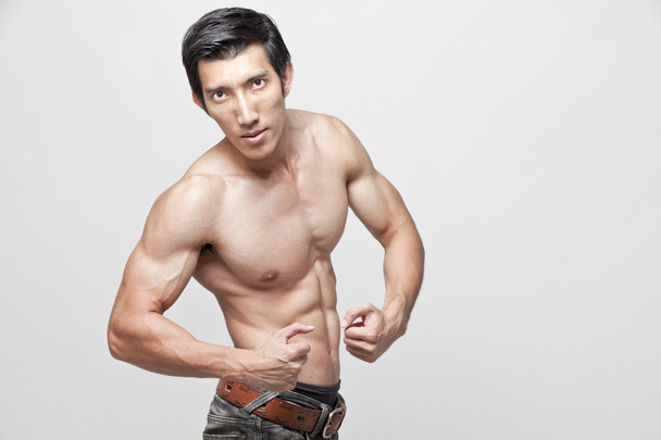 Kuva lihaksikas mies poseeraa
 - Valokuva, kuva
