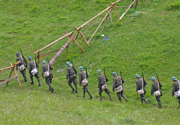 Взвод солдатів у формі при перетині лінії ворога
 - Фото, зображення