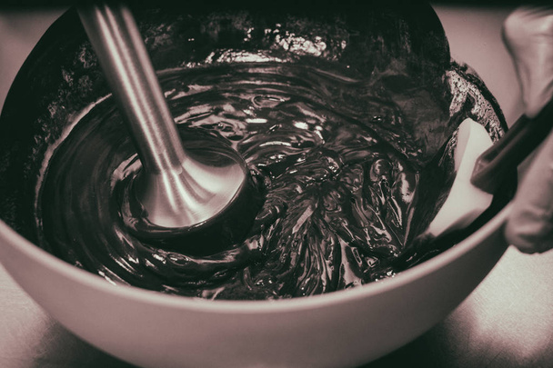 Mixing the chocolate glaze. Cooking Cake - Φωτογραφία, εικόνα