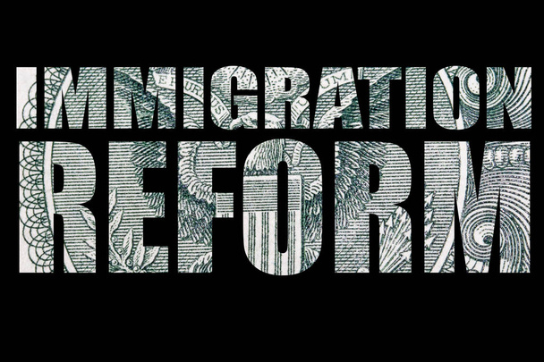 Reforma migratoria con dinero en el fondo negro
 - Foto, Imagen
