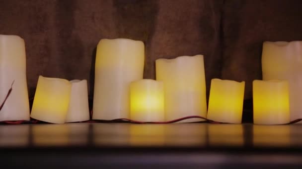 Hermosas velas encendidas en el crepúsculo sobre la mesa
. - Metraje, vídeo