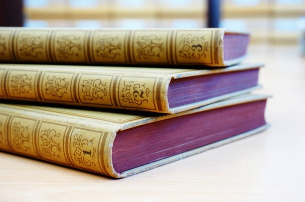 Три книги на столе с библиотечным каталогом в фоновом режиме
 - Фото, изображение