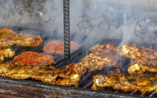 Ateş alevleri ile ızgara lezzetli tavuk eti - Fotoğraf, Görsel