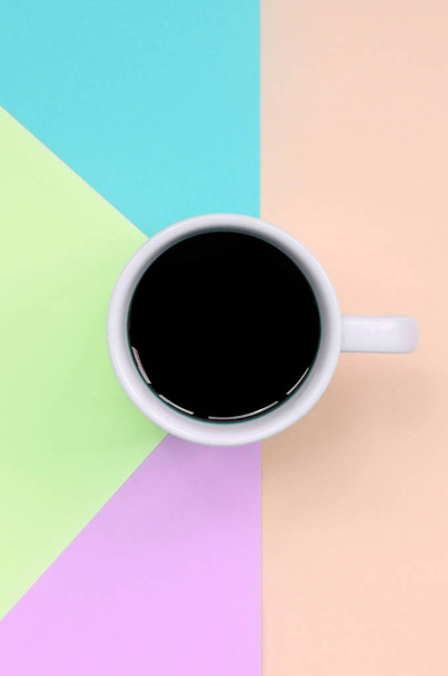 Piccola tazza di caffè bianco su sfondo texture di moda rosa pastello, blu, corallo e calce colori carta
 - Foto, immagini