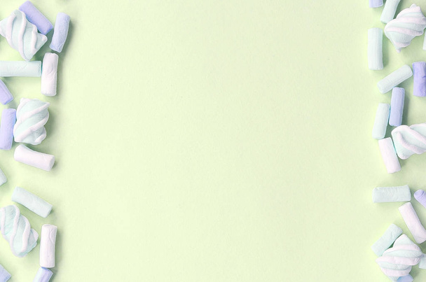 Πολύχρωμο λουκουμάκι που υπάρχει σε φόντο χαρτί λάιμ. παστέλ δημιουργική υφή πλαίσιο - Φωτογραφία, εικόνα