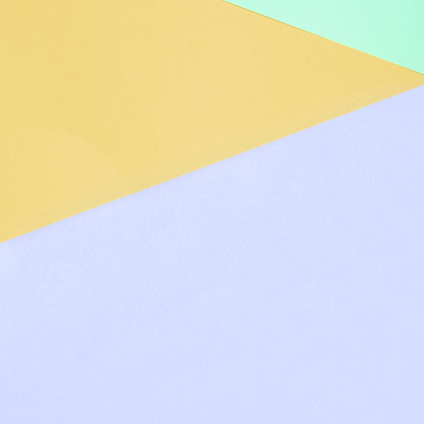 Textuur achtergrond van mode pastel kleuren. Violet, oranje en blauw geometrische patroon papieren. - Foto, afbeelding