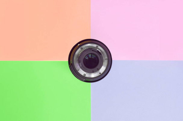 Minimalismo con obiettivo fotografico su sfondo verde, corallo, rosa e lilla
 - Foto, immagini