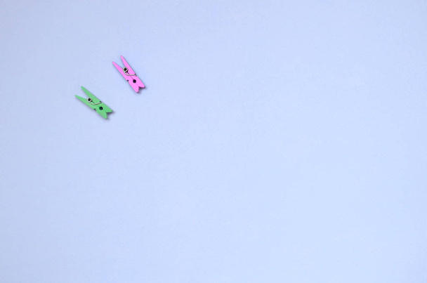 İki renkli ahşap mandal moda pastel mor renkli kağıt doku arka plan üzerinde yalan - Fotoğraf, Görsel