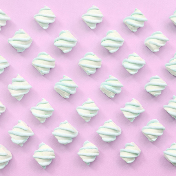 bunte Marshmallow auf rosa Papierhintergrund ausgelegt - Foto, Bild