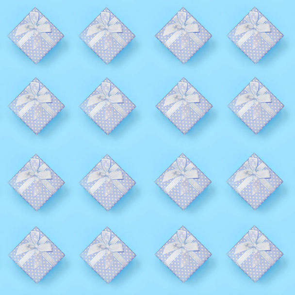 Um monte de caixas de presente azul encontra-se no fundo textura da moda pastel papel de cor azul no conceito mínimo
 - Foto, Imagem