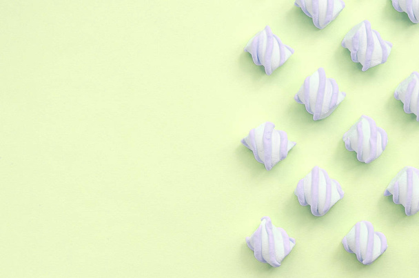 Marshmallow colorido colocado no fundo de papel de lima. texturas criativas pastel
 - Foto, Imagem