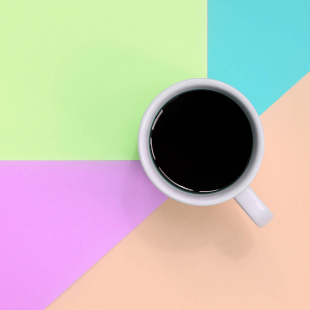 Pequeña taza de café blanco en el fondo de textura de la moda pastel rosa, azul, coral y papel de colores de cal
 - Foto, imagen