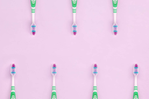 Sok fogkefék fekszenek a pasztell rózsaszín háttér - Fotó, kép