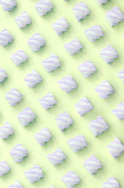 Színes Marshmallow lefektetett mész papír háttérben. pasztell kreatív minta - Fotó, kép