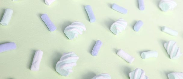 Marshmallow colorido colocado no fundo de papel de lima. padrão texturizado criativo pastel
 - Foto, Imagem