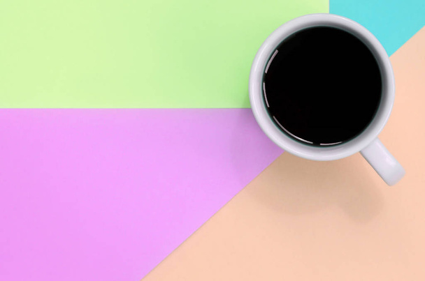 Piccola tazza di caffè bianco su sfondo texture di moda rosa pastello, blu, corallo e calce colori carta
 - Foto, immagini