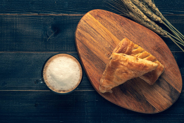 Caffè bianco tazza e croissant per la prima colazione su backgroun in legno
 - Foto, immagini