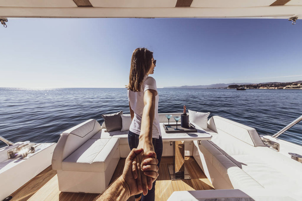 femme tenant la main de l'homme sur yacht de luxe
 - Photo, image