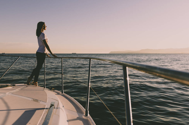 Happy Woman sur le yacht
 - Photo, image