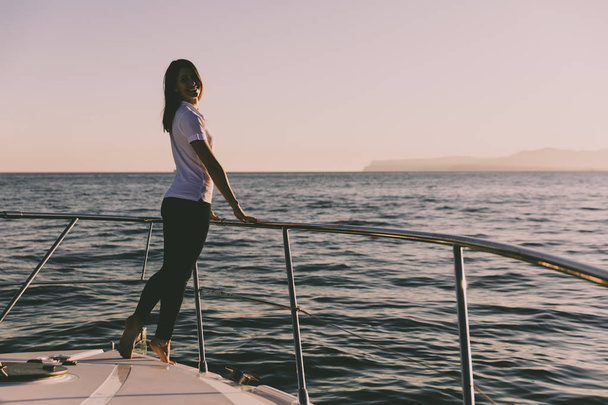 ヨットで幸せな女性 - 写真・画像