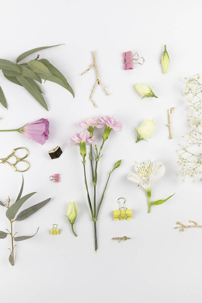 Kukat koostumus. Lahjat ja ruusun kukkia valkoinen puinen pöytä. Naistenpäivä. Tasainen lay, ylhäältä näkymä, kopioi tilaa
 - Valokuva, kuva