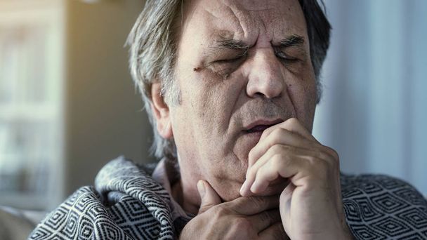 Idős férfi, aki hidegben szenved - Fotó, kép