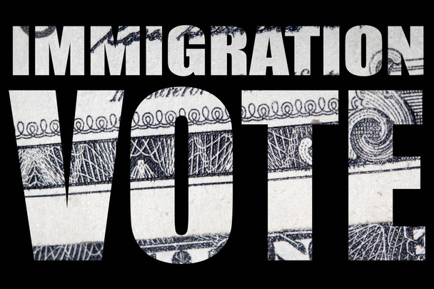 Inmigración Voto inscripción con dinero en el interior sobre fondo negro
 - Foto, Imagen