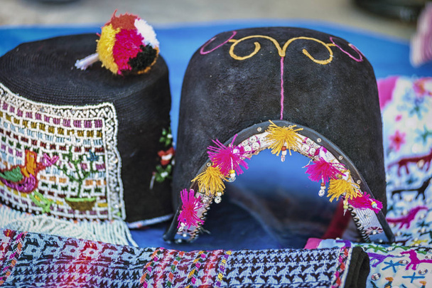 Традиційний чоловічий капелюх і переплетення викладені на місцевому неділю ринку тарбуско, Болівія, Південна Америка - Фото, зображення