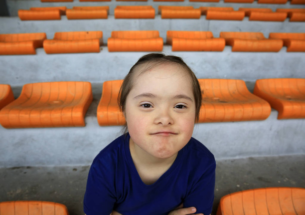 Mała dziewczynka baw się dobrze na stadionie - Zdjęcie, obraz