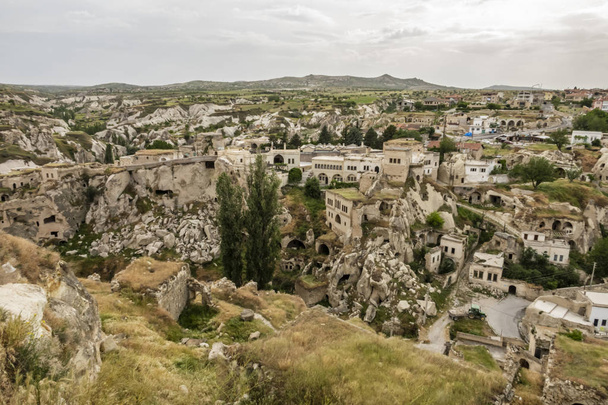 Ortahisar, Nevsehir, Turcja-29 maja 2019. Ortahisar – małe i turystyczne miasteczko w okręgu RGP w prowincji Nevehir. panoramiczny widok z Ortahisar z zabytkowymi budynkami. - Zdjęcie, obraz