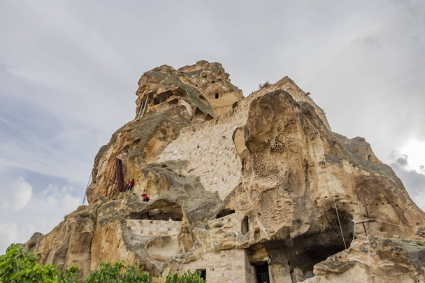 Ortahisar, Nevsehir, Turkije-29 mei 2019. de rots waarop het fort in Ortahisar werd gebouwd staat bekend als "de grootste sprookjes schoorsteen in Cappadocië. algemeen uitzicht vanaf het Ortahisar-kasteel. - Foto, afbeelding