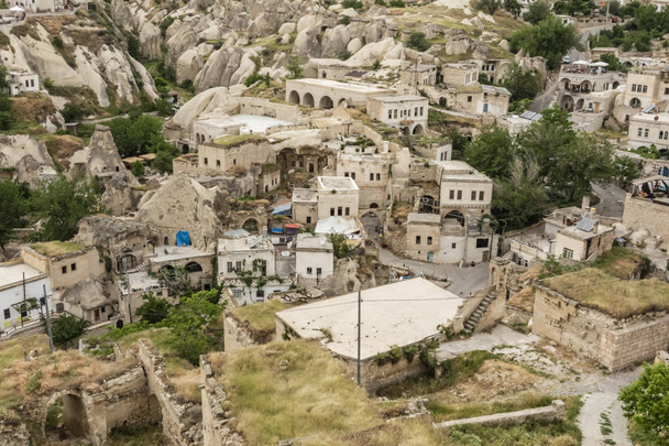 ortahisar, nevsehir, turkey-may 29,2019.Ortahisar is a small and touristic town in rgp district of Nevehir Province.Panoramic view from ortahisar with historical buildings
. - Фото, изображение