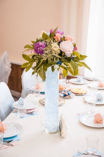 結婚式のテーブルの上の花 - 写真・画像