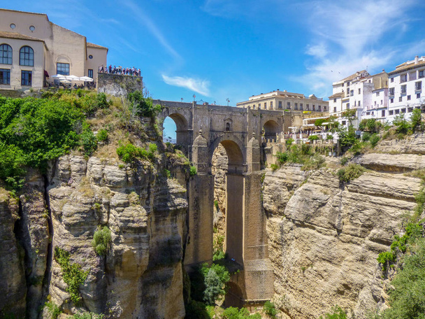 Acantilados y Puente Nuevo en Ronda, una de las famosas villas
 - Foto, Imagen
