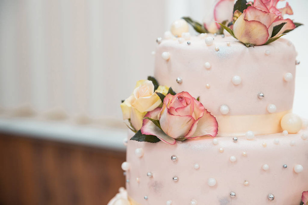 花と結婚式のケーキ - 写真・画像
