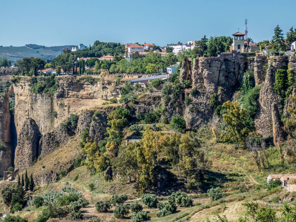 Ronda, Espagne : Paysage de maisons blanches sur les bords verts de st
 - Photo, image