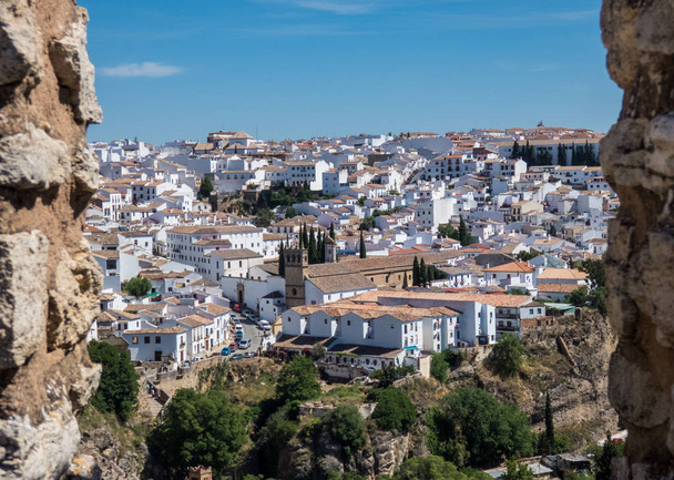 Vista panorámica de la ciudad Ronda y el paisaje circundante, Andalus
 - Foto, Imagen