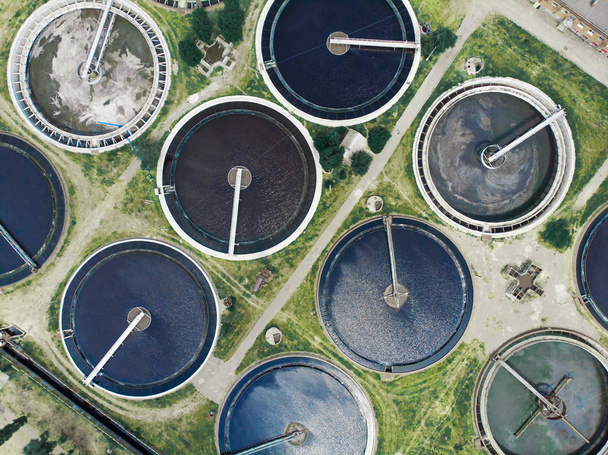 Korszerű szennyvíztisztító telep kerek halastavakkal a szennyezett szennyvíz újrahasznosítására, légi felvétel - Fotó, kép