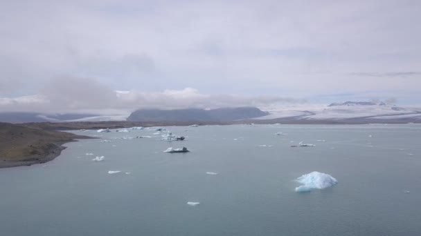 Λίμνη παγετώνα στο Skaftafell της Ισλανδίας. - Πλάνα, βίντεο